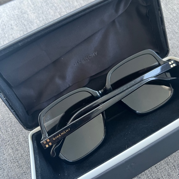 Givenchy black oversized glasses on sale. - Picture 1 of 7